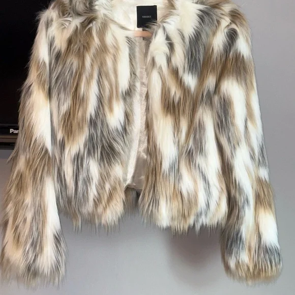 Elegant Cream and Tan Coat - Picture 7 of 11